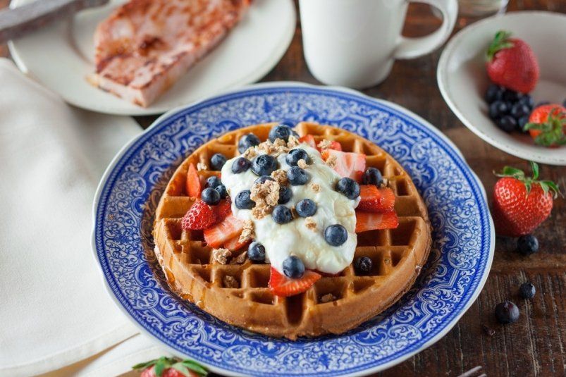 Готовим за 5 минут: самый легкий рецепт вкуснейших банановых вафель на свете