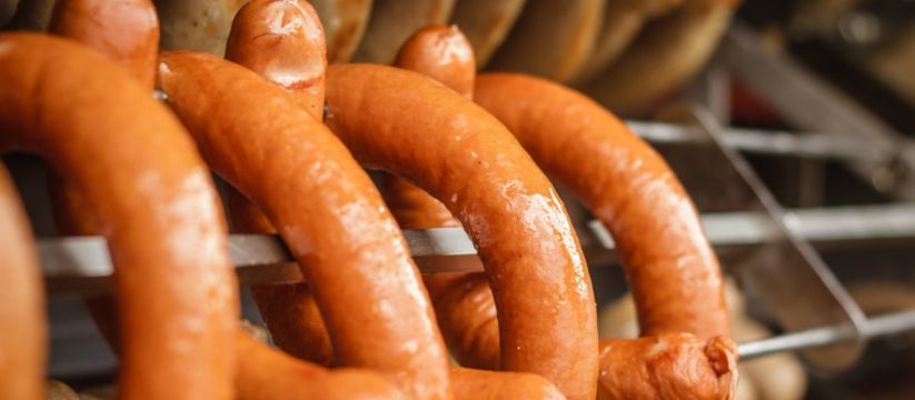 Бумажный фарш там не найдете: эти сосиски и сардельки можно покупать даже маленьким детям — топ-рейтинг Роскачества