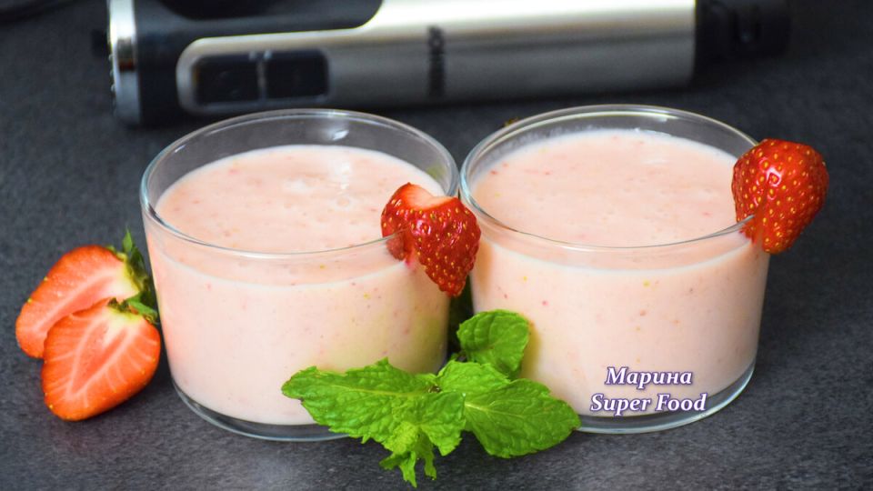 Летний коктейль счастья: клубника и банан в элегантном смузи