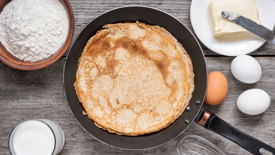 Первый блин точно комом не будет: секреты приготовления популярного блюда, о которых мало кто знает