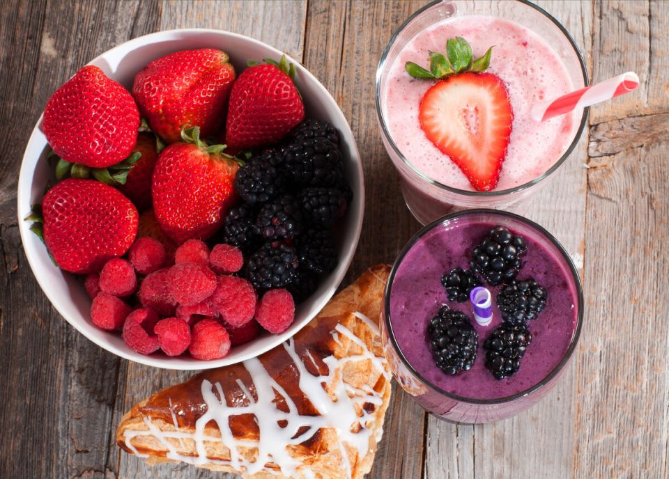 Летний смузи с ягодами: свежесть и здоровье в каждом глотке