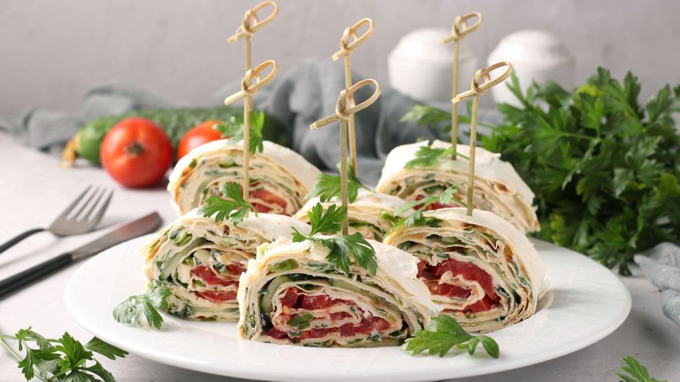 Этот рулет с ветчиной готовится за пару минут: для ужина лучше не придумать