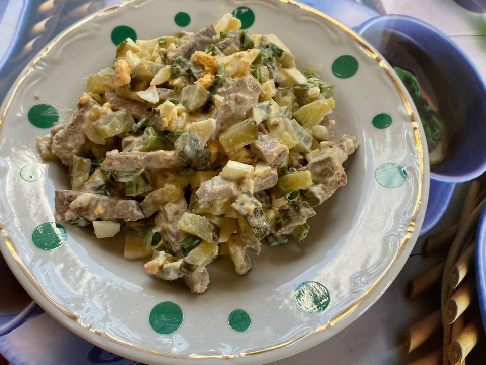 Летний вкус: салат с печенью и огурцами, идеально подходящий для дачного перекуса