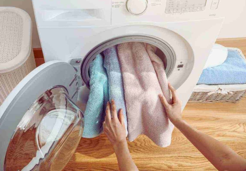 Ручная стирка: Почему она важна для деликатных тканей и как правильно её выполнять?