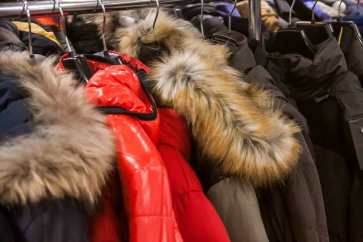 Придется купить новый: 3 грубые ошибки при стирке пуховика – последствия будут необратимы