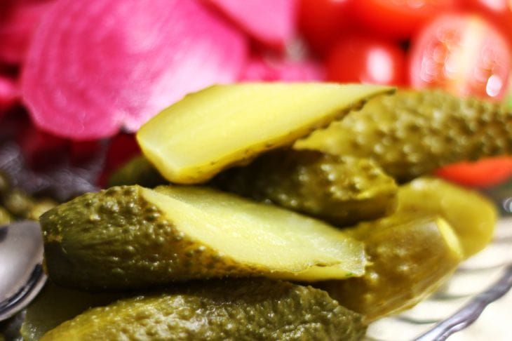 Почему корнишоны теряют хруст при консервации: секрет двойной заливки от опытных кулинаров