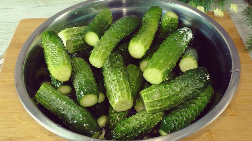 Необычные рецепты маринованных огурцов на зиму: взрыв вкуса и хруста