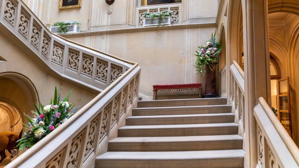 Не прихоть, а необходимость: почему лестницы в домах чаще поворачивают налево