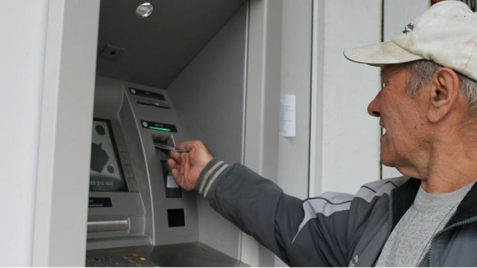 Почему пенсионерам стоит сразу снимать деньги с карты «Мир»