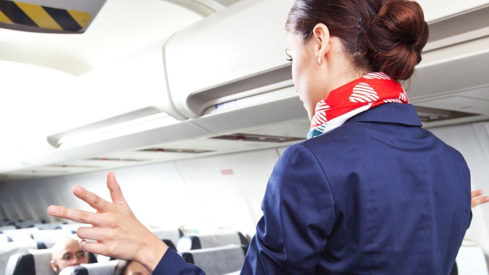 Неожиданный конфликт в воздухе: пассажир с ростом 190 см и стюардесса на грани скандала