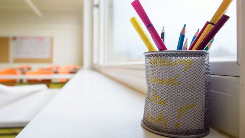 Протрите подоконник этой смесью: пожелтевший пластик вновь ослепит белизной