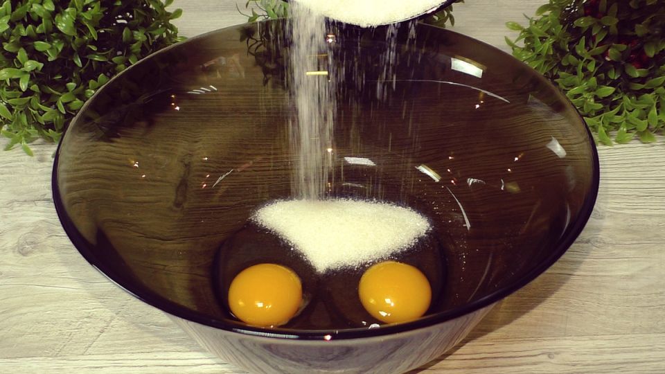 Сладкий заливной пирог со смородиной: быстро и вкусно