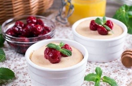 Запеченный крем из ряженки: нежный десерт с ягодной ноткой
