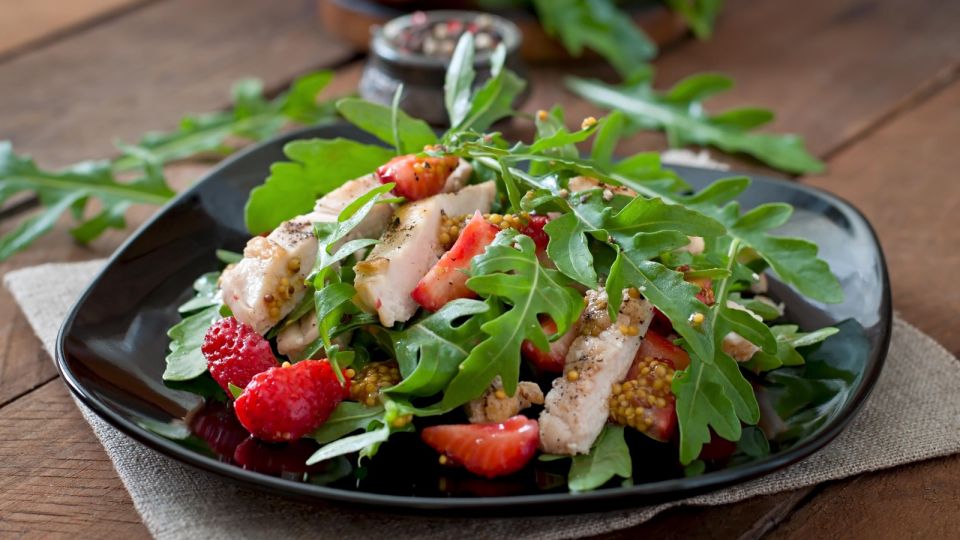 Этот салат с клубникой и курицей в ресторанах стал главным хитом: стоит бешеных денег