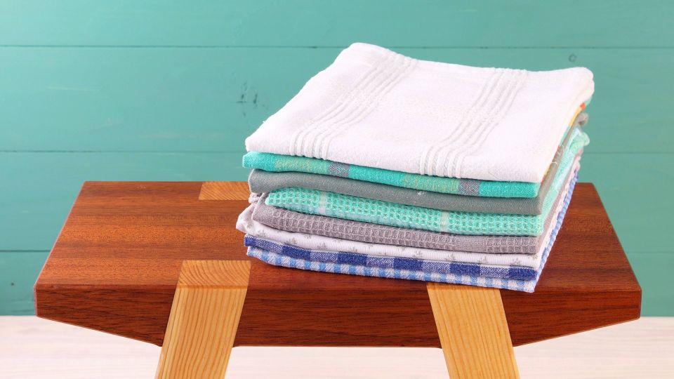 Неприятный запах исчезнет сразу же: вот как надо стирать кухонные полотенца