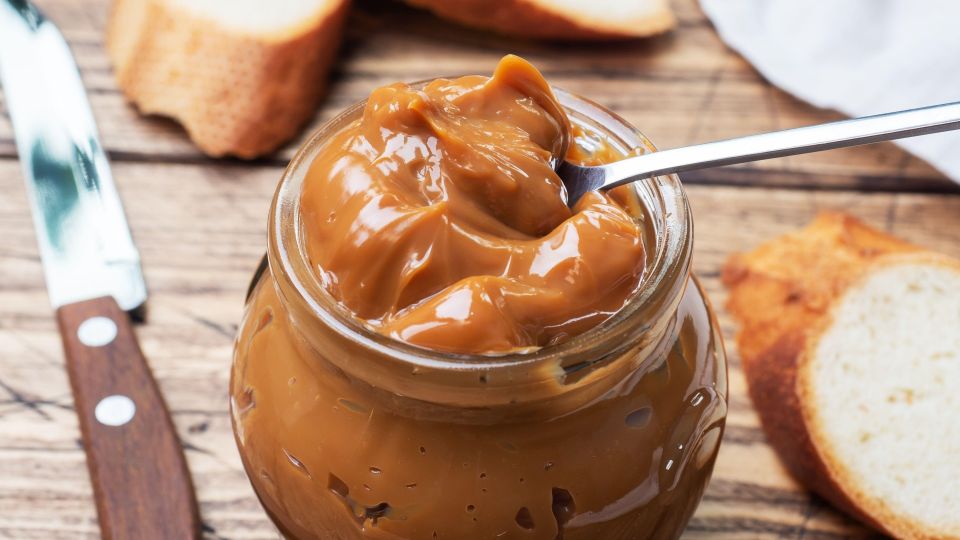 Сэкономите два часа: простейший способ отварить сгущенку за 10 минут