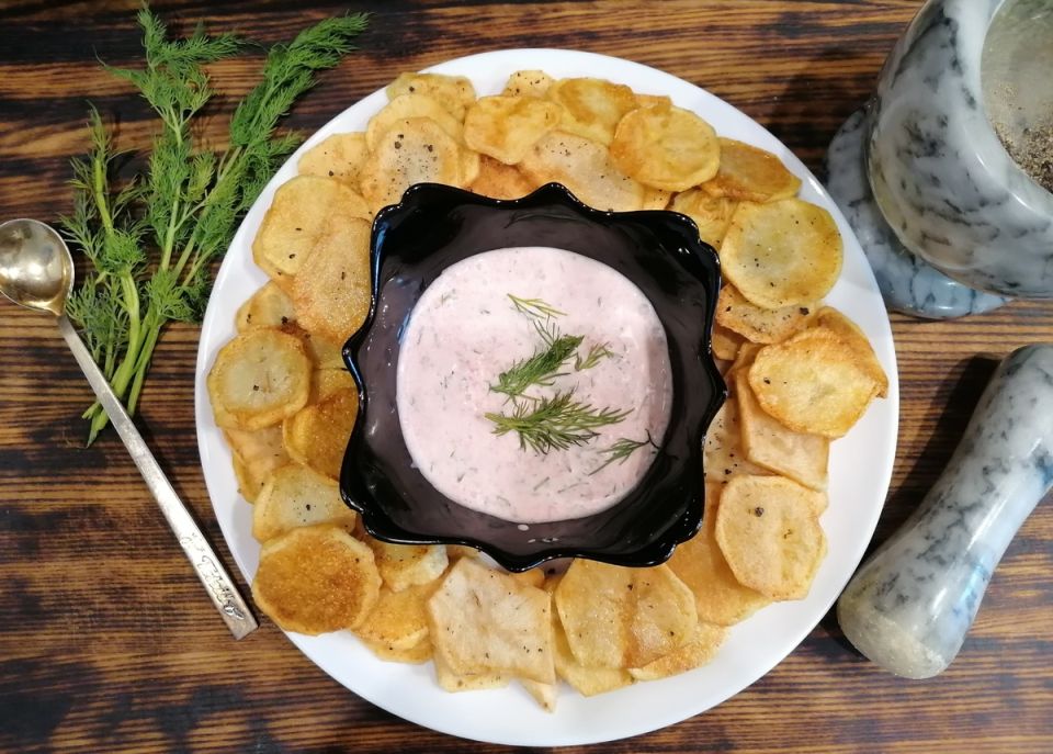 Как приготовить хрустящие картофельные чипсы с ярким соусом за полчаса