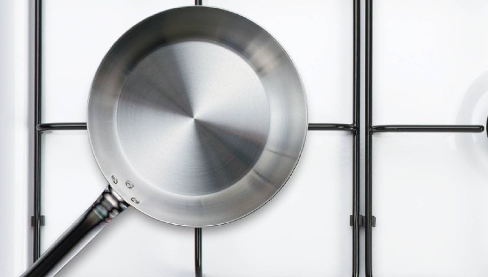 Больше не придется мучиться со сковородкой из нержавейки: вот что сделать, чтобы еда не прилипала