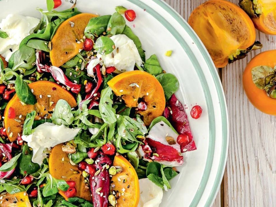 Салат с хурмой и бурратой: идеальное осеннее угощение