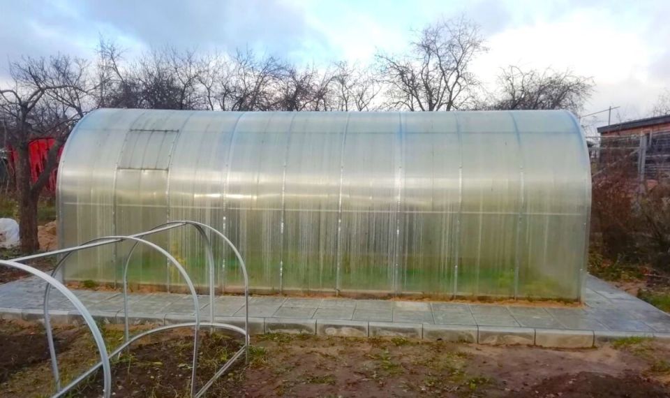 Как создать надежную дорожку на даче: опыт использования мембраны PLANTER Geo