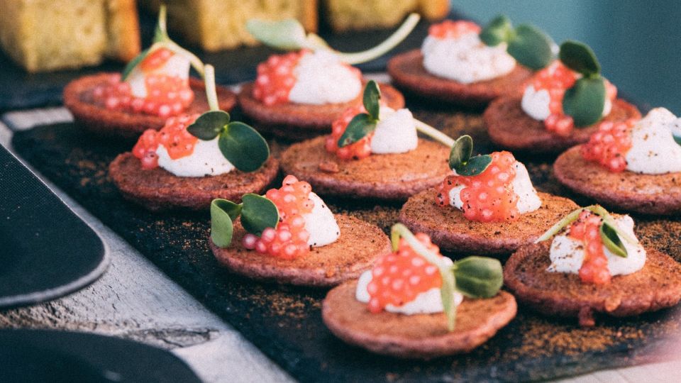 Бутерброды с красной икрой станут еще вкуснее: замените сливочное масло вот на что