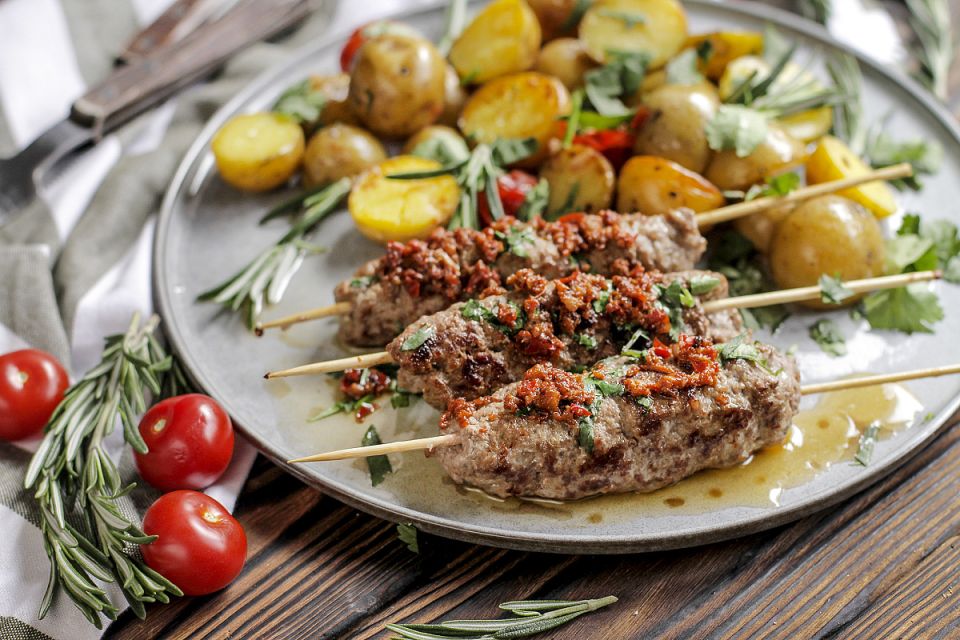 Сочное люля-кебаб с хрустящим картофелем