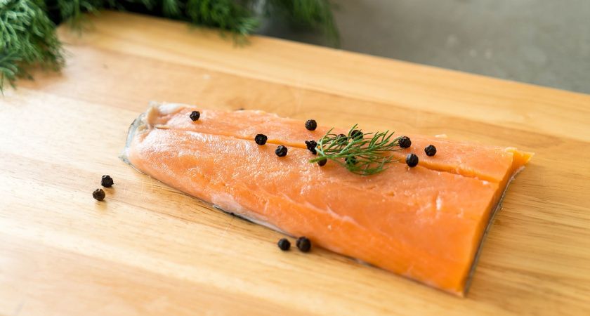 Тонкая малосольная рыба без сюрпризов: простой подход к горбуше, форели и нерке