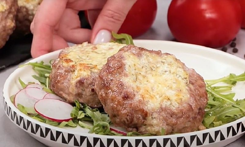 Обычное блюдо превращается в деликатес: сочные котлеты с сырной начинкой
