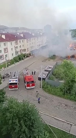 В Биробиджане полыхает деревяшка