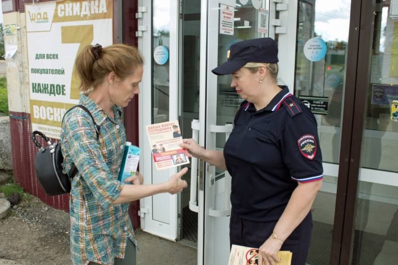 В селе Ленинское сотрудники Госавтоинспекции и представители Общественного совета провели акцию, направленную на профилактику и пресечение коррупционных преступлений