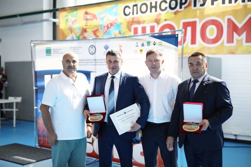 Настоящий спортивный праздник! Именно таким стал Всероссийский юношеский турнир по боксу «Шолом–2025» памяти Почетного гражданина ЕАО Льва Григорьевича Тойтмана, который проходил с 26 по 29 июня в Биробиджане в ФОК «Воин»
