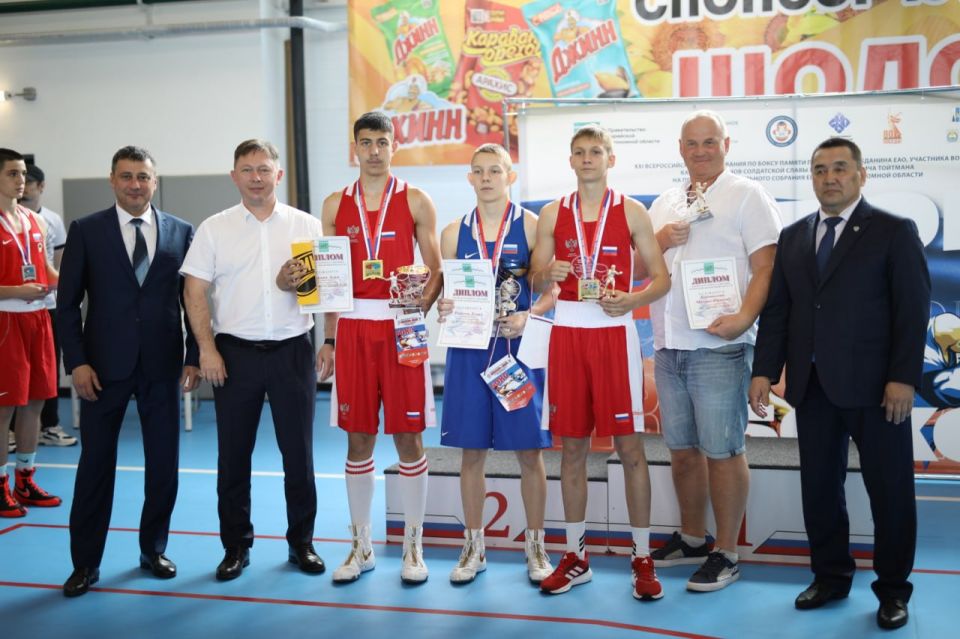 Настоящий спортивный праздник! Именно таким стал Всероссийский юношеский турнир по боксу «Шолом–2025» памяти Почетного гражданина ЕАО Льва Григорьевича Тойтмана, который проходил с 26 по 29 июня в Биробиджане в ФОК «Воин»