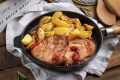 Сочные свиные стейки с картошкой и венгерским лечо: простой рецепт для уютного ужина