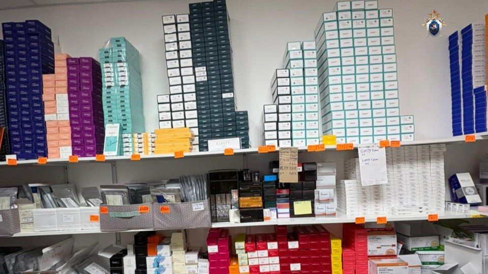 В отношении хабаровчанки и ее знакомого возбуждено уголовное дело за распространение незарегистрированных лекарственных изделий