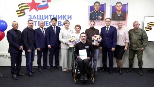 Под эгидой губернатора ЕАО Марии Костюк в регионе вручили первый автомобиль ветерану СВО
