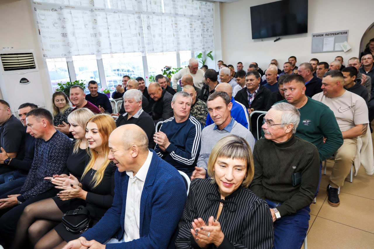 Депутаты поздравили работников и ветеранов ПМК «Биробиджанводстрой» Депутаты поздравили работников и ветеранов ПМК «Биробиджанводстрой»