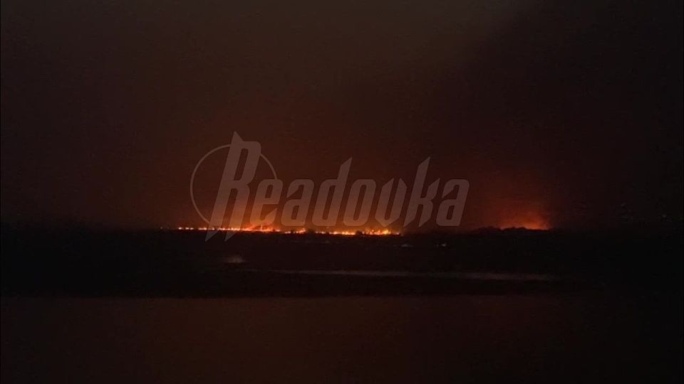 В огне остров на реке Амур, разделенный между Россией и Китаем