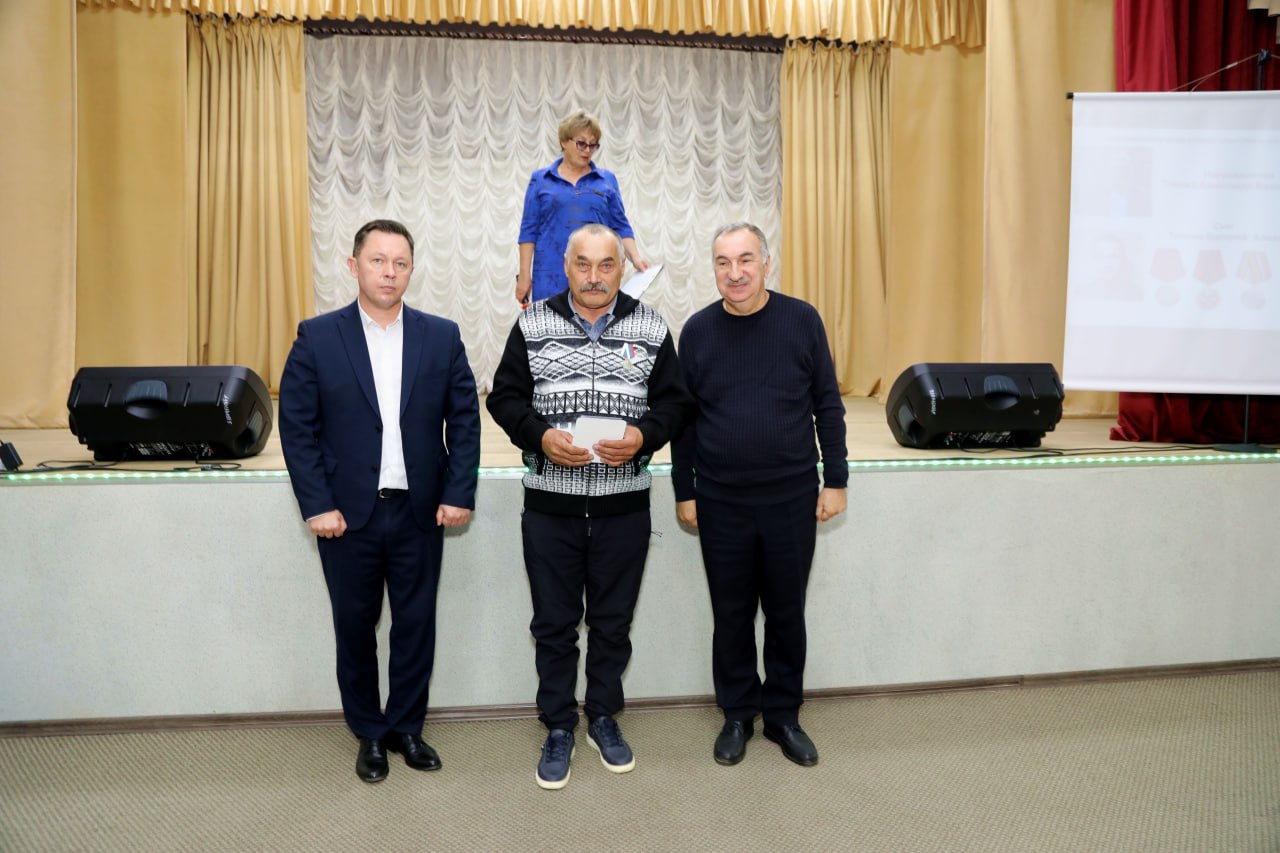 Вчера приехал в село Биджан Ленинского района, чтобы с председателем регионального отделения Всероссийского общественного движения «Отцы России» Алинбергом Михайловичем Ганапольским в торжественной обстановке лично вручить... Вчера приехал в село Биджан Ленинского района, чтобы с председателем регионального отделения Всероссийского общественного движения «Отцы России» Алинбергом Михайловичем Ганапольским в торжественной обстановке лично вручить...