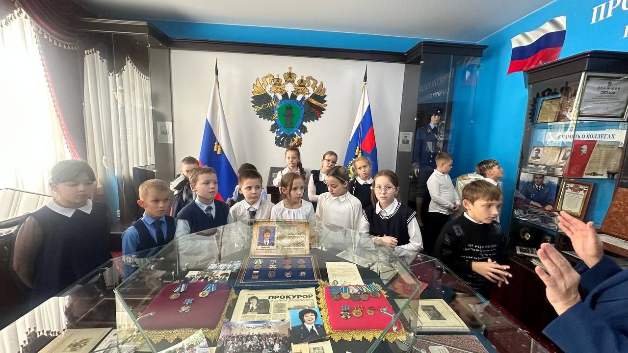 В музее прокуратуры Еврейской автономной области для школьников  проведена информационно-познавательная экскурсия В музее прокуратуры Еврейской автономной области для школьников  проведена информационно-познавательная экскурсия