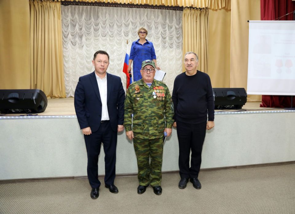 Вчера приехал в село Биджан Ленинского района, чтобы с председателем регионального отделения Всероссийского общественного движения «Отцы России» Алинбергом Михайловичем Ганапольским в торжественной обстановке лично вручить...