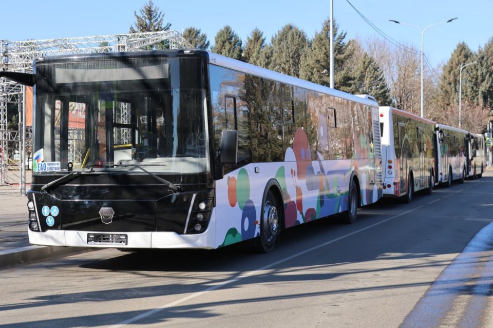 В Биробиджане на площади имени Ленина прошла церемония передачи специальной техники и транспорта учреждениям ЕАО