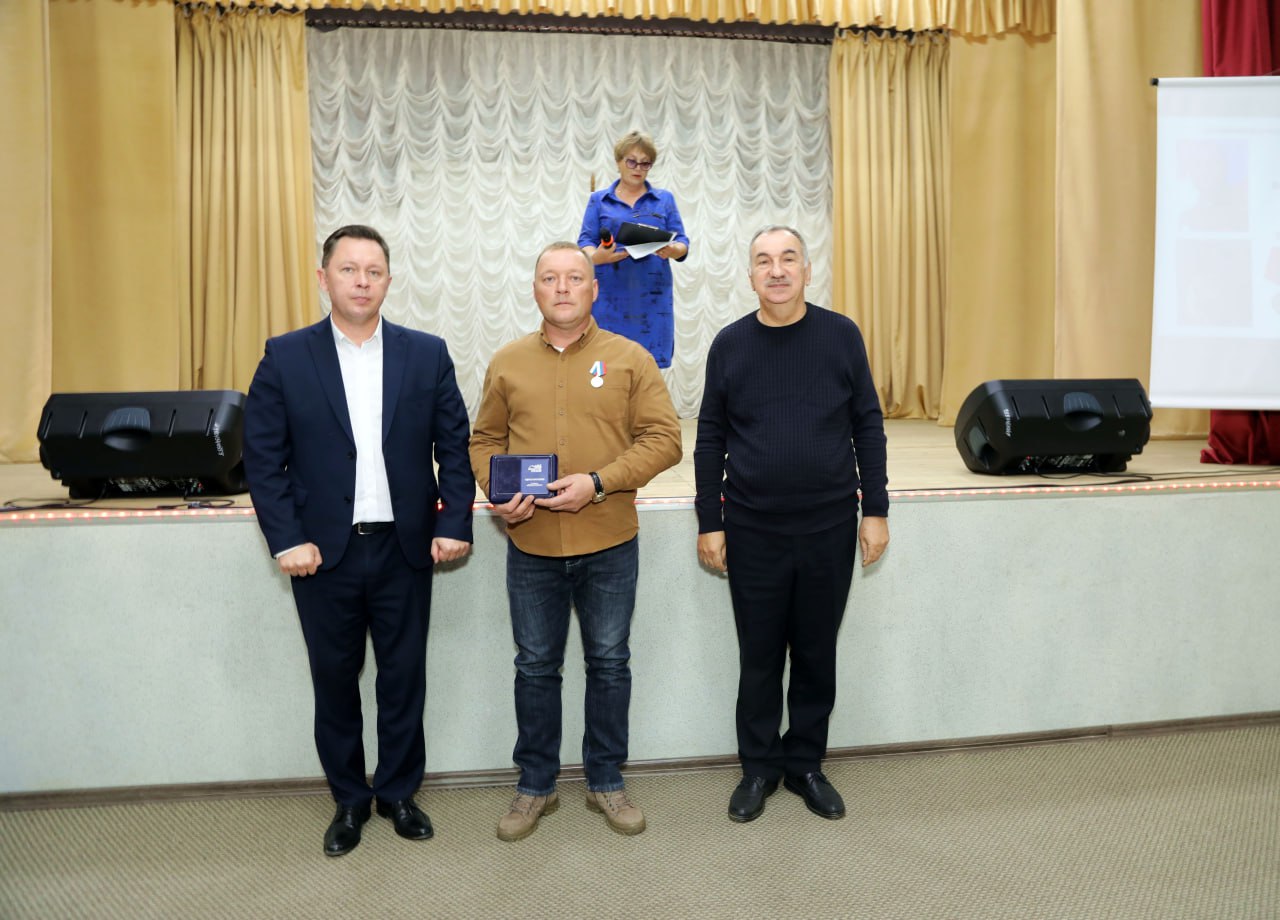Вчера приехал в село Биджан Ленинского района, чтобы с председателем регионального отделения Всероссийского общественного движения «Отцы России» Алинбергом Михайловичем Ганапольским в торжественной обстановке лично вручить... Вчера приехал в село Биджан Ленинского района, чтобы с председателем регионального отделения Всероссийского общественного движения «Отцы России» Алинбергом Михайловичем Ганапольским в торжественной обстановке лично вручить...