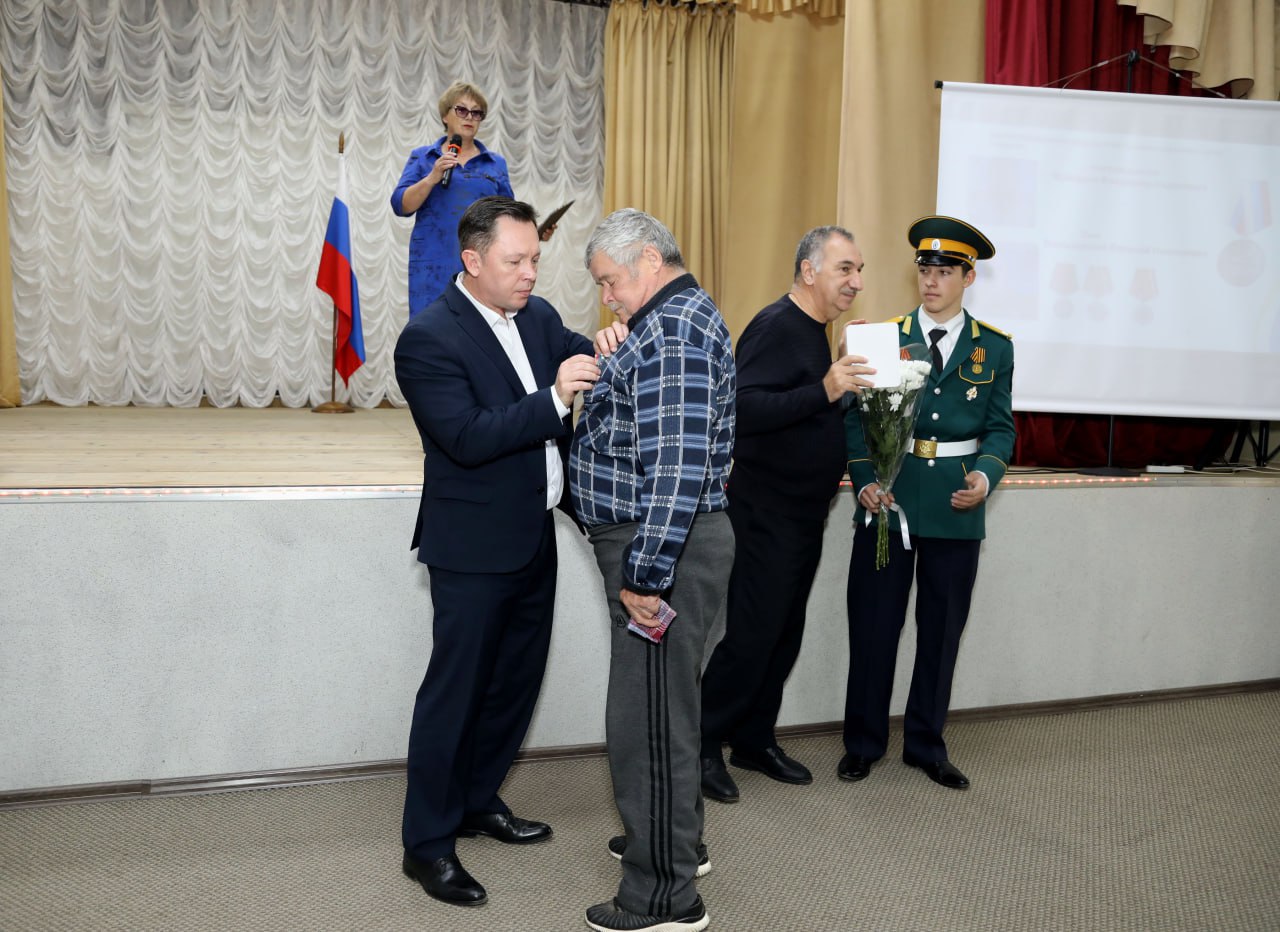 Вчера приехал в село Биджан Ленинского района, чтобы с председателем регионального отделения Всероссийского общественного движения «Отцы России» Алинбергом Михайловичем Ганапольским в торжественной обстановке лично вручить... Вчера приехал в село Биджан Ленинского района, чтобы с председателем регионального отделения Всероссийского общественного движения «Отцы России» Алинбергом Михайловичем Ганапольским в торжественной обстановке лично вручить...