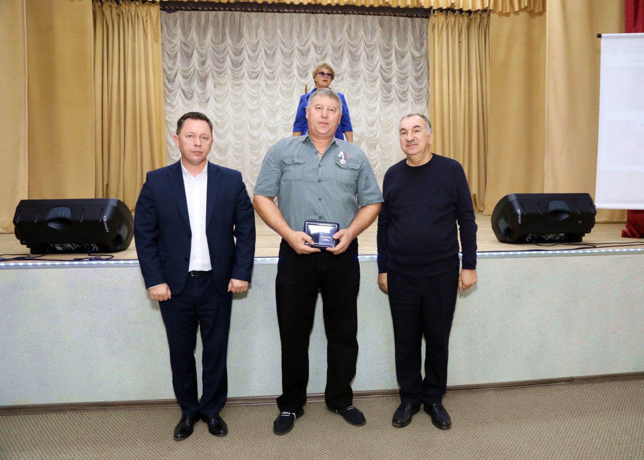 Вчера приехал в село Биджан Ленинского района, чтобы с председателем регионального отделения Всероссийского общественного движения «Отцы России» Алинбергом Михайловичем Ганапольским в торжественной обстановке лично вручить... Вчера приехал в село Биджан Ленинского района, чтобы с председателем регионального отделения Всероссийского общественного движения «Отцы России» Алинбергом Михайловичем Ганапольским в торжественной обстановке лично вручить...