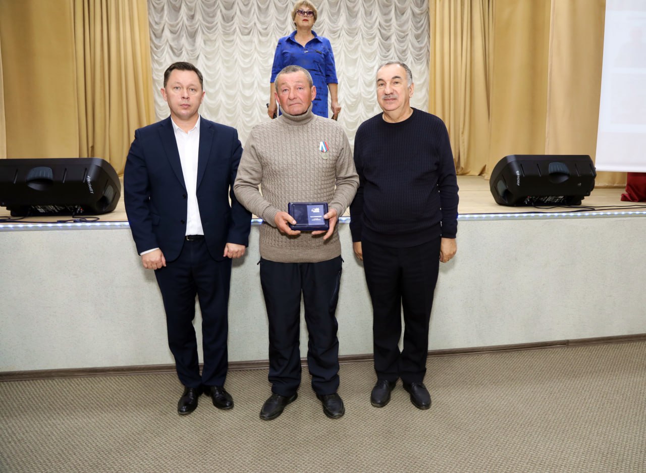 Вчера приехал в село Биджан Ленинского района, чтобы с председателем регионального отделения Всероссийского общественного движения «Отцы России» Алинбергом Михайловичем Ганапольским в торжественной обстановке лично вручить... Вчера приехал в село Биджан Ленинского района, чтобы с председателем регионального отделения Всероссийского общественного движения «Отцы России» Алинбергом Михайловичем Ганапольским в торжественной обстановке лично вручить...