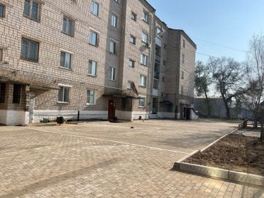 Благоустройство двора многоквартирного дома завершается в с. Амурзет ЕАО
