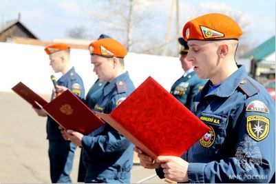 Эти парни уже 6 лет на службе в МЧСЕАО! Мы на службе - вы в безопасности!