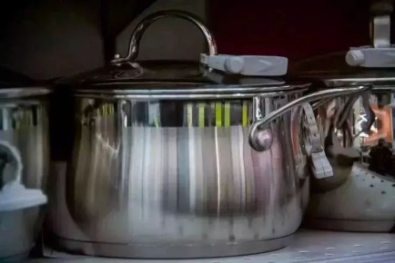 Не сдирайте пригоревшее со дна кастрюли — сделаете только хуже: вот что реально спасает и возвращает блеск