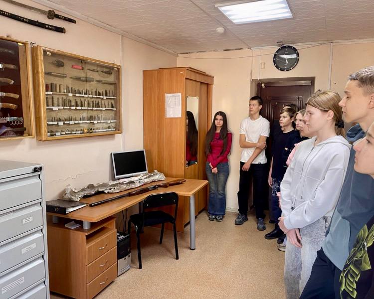 В ЕАО в рамках акции «Будь в форме» сотрудники экспертно-криминалистического центра организовали экскурсию для школьников В ЕАО в рамках акции «Будь в форме» сотрудники экспертно-криминалистического центра организовали экскурсию для школьников