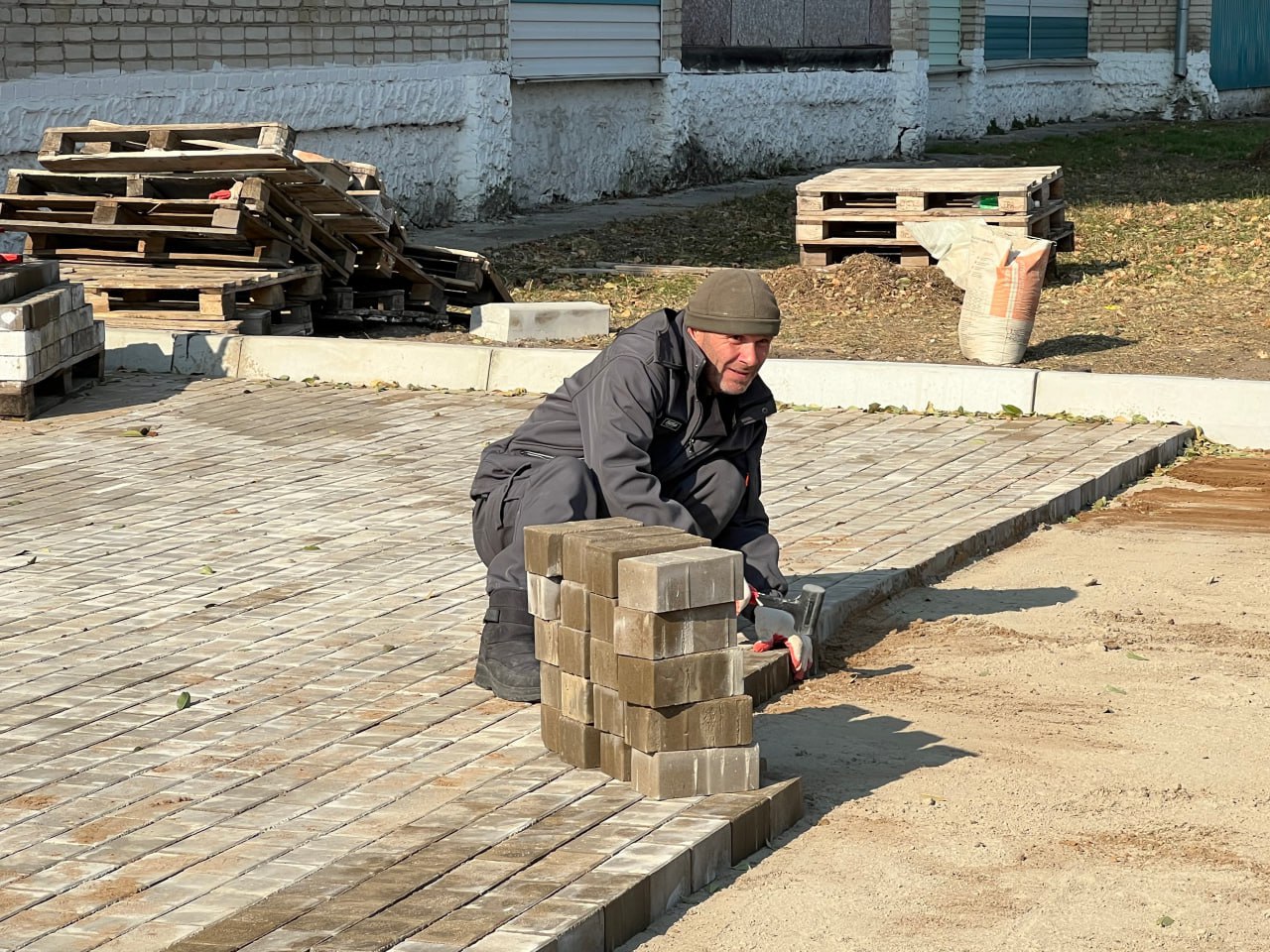 Благоустройство двора многоквартирного дома завершается в с. Амурзет ЕАО Благоустройство двора многоквартирного дома завершается в с. Амурзет ЕАО